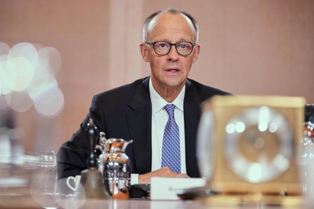 프리드리히 메르츠 독일 신임 총리가 6일(현지시간) 독일 베를린의 총리실에서 열린 첫 내각 회의에 참석하고 있다. AP 연합뉴스